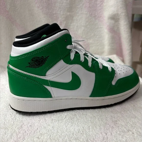 Jordan 1 Mid
Lucky Green (GS) Youth 6.5 / Women’s Size 8 - Picture 3 of 8